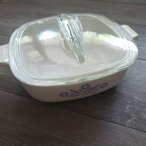 1qt white pyrex 1960s with 2lids
